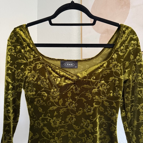 Velvet Sweetheart Twist Floral Bell
Sleeve Mini Dress - Picture 7 of 11